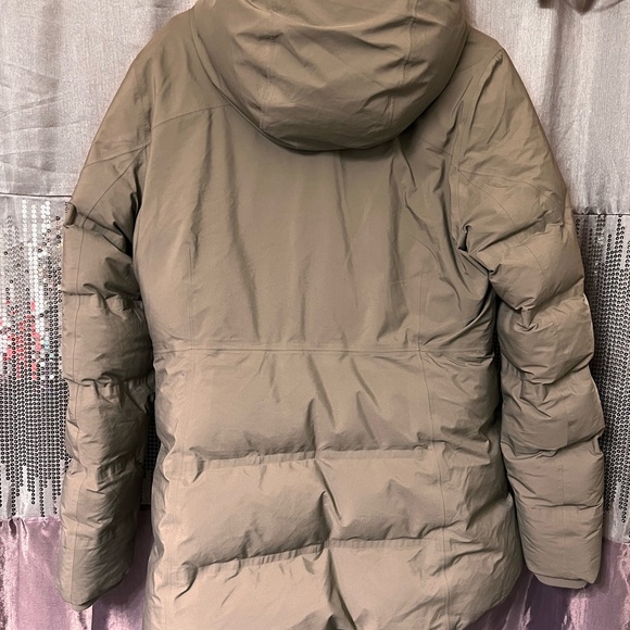 NEW WITH TAGS
size 12 Lululemon StretchSeal Sleet Street down Jacket Nomad
PARKA - Picture 3 of 6